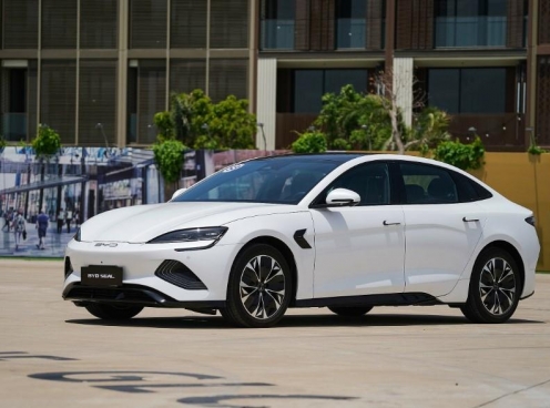 Sedan “hết thời” tại Việt Nam nhưng vẫn là biểu tượng đẳng cấp ở thị trường này