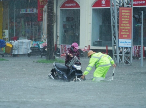CSGT Thanh Hóa căng mình giữa mưa bão, hỗ trợ người dân vượt ngập an toàn