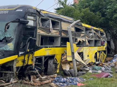 Hành khách kể phút giây kinh hoàng trong vụ lật xe khách tại Hà Tĩnh: “Kính vỡ tung, người nằm chồng lên nhau”