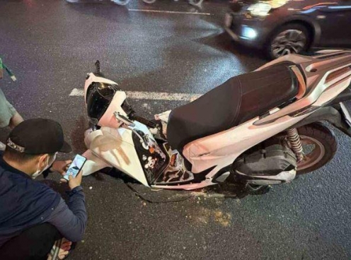 Xe máy “lọt hố” vì sụt lún đường giữa Hà Nội: Người dân có thể đòi bồi thường?