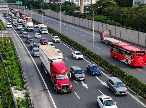 Bộ Công an đề xuất nới lỏng giới hạn giờ lái xe, siết chặt quản lý bằng thiết bị giám sát