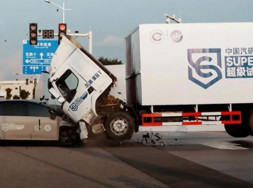 Hãng xe Trung Quốc gây tranh cãi với video thử nghiệm va chạm SUV điện và xe tải 8 tấn