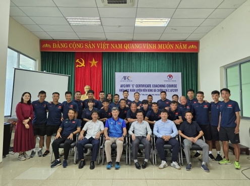 Trợ lý phân tích ĐT Việt Nam hoàn thành khóa học HLV