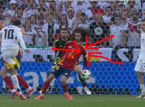 Trọng tài Anh cướp trắng trợn quả penalty của Đức trước Tây Ban Nha