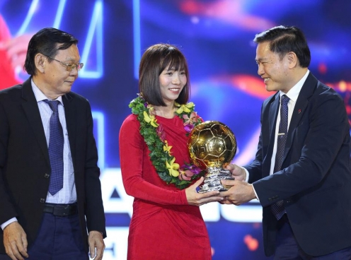 FIFA thán phục Thùy Trang với giải thưởng QBV Việt Nam