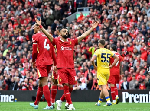 Salah tỏa sáng, Liverpool thoát thua trong ngày nâng cúp