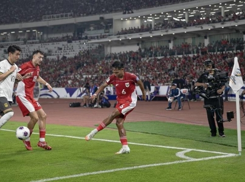 HLV Kluivert bất ngờ trao số 6 của ĐT Indonesia cho Beckham