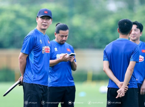 HLV Kim Sang Sik ra quyết định ngỡ ngàng với U23 Việt Nam