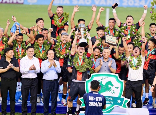 Chủ tịch VFF chúc mừng đội Hoàng Đức thăng hạng V-League