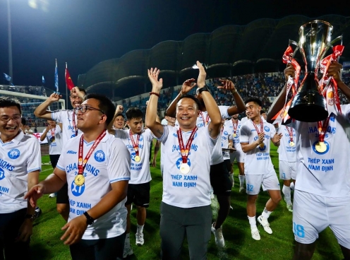 HLV Nam Định nói gì trong ngày chính thức nâng cúp V-League?