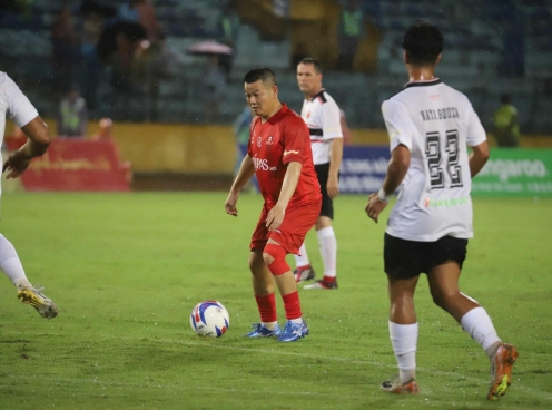 Trực tiếp Huyền thoại MU 2-2 Việt Nam All Stars: Nỗ lực