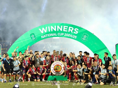 Chủ tịch VFF chúc mừng CAHN vô địch Cúp quốc gia 2024/25