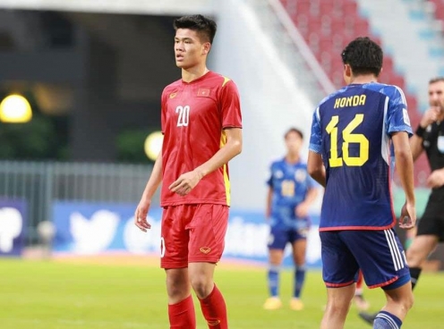 Sao U23 Việt Nam cao 1m95 ghi siêu phẩm vô lê cực đẹp mắt