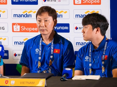 HLV Kim Sang Sik chỉ thẳng 2 đội đua vô địch với U23 Việt Nam
