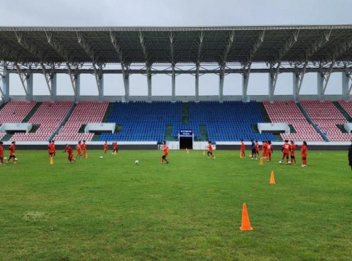 Tuyển Việt Nam tập luyện bất chấp cơn bão Wipha