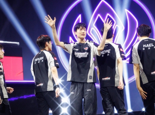Shanks nghẹn ngào chia sẻ về Faker và T1 sau thất bại tại MSI 2025