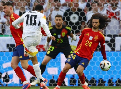 Cucurella: 'Tôi sợ tè ra quần khi để bóng chạm tay tại Euro 2024'