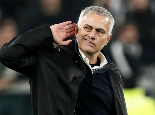 Học trò đi muộn 2 lần trong một ngày, Mourinho tặng ngay đồng hồ