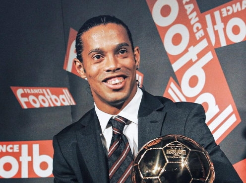 MU có thể mua Ronaldinho, tại sao lại bỏ phút cuối?