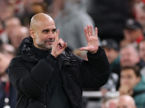 Pep giơ 6 ngón tay mỉa mai fan Liverpool, bị đáp trả cay đắng