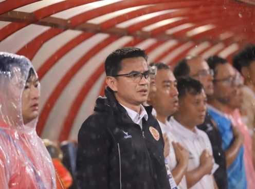 Hậu vệ ĐT Việt Nam có hành động ấm lòng với HLV Kiatisak