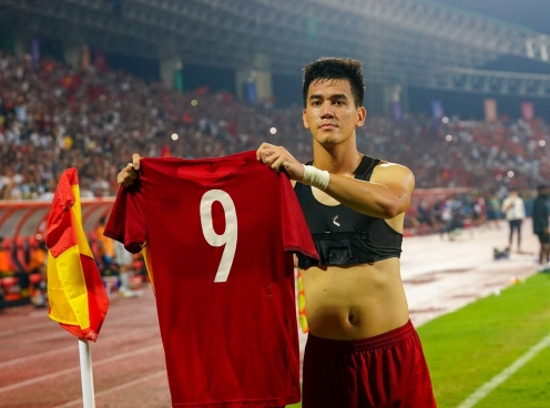 Tiến Linh 'lộ áo ngực' khi ăn mừng bàn thắng trước Malaysia