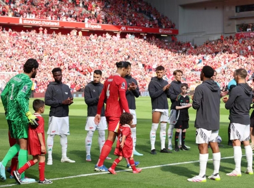 Sao trẻ Arsenal tỏ thái độ bất thường khi chào đón Liverpool