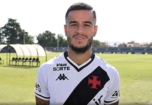 Coutinho gián đoạn phỏng vấn vì tiếng súng tại sân tập Vasco da Gama.