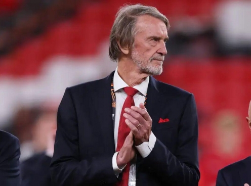 Sir Jim nhận cảnh báo tại Manchester United