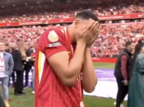 Alexander-Arnold bật khóc khi nâng cúp Premier League