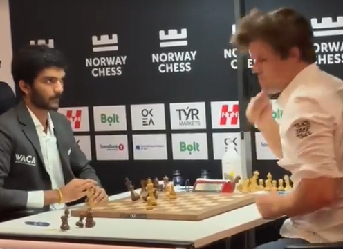 Vua cờ Magnus Carlsen cay cú đập bàn khi thua thần đồng Ấn Độ