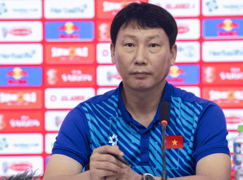 HLV Kim Sang Sik và 'nước cờ táo bạo' cho hàng công tuyển Việt Nam