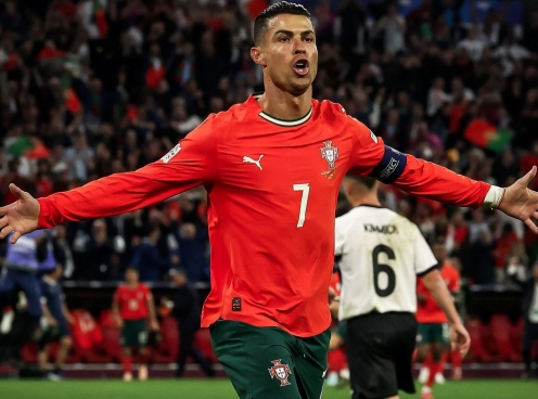 Ronaldo được hàng ngàn CĐV Đức đứng dậy vỗ tay