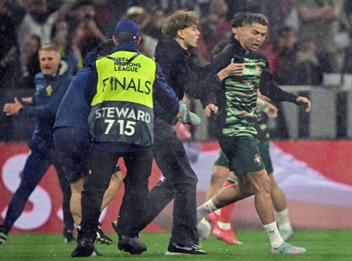 Fan cuồng lao thẳng vào sân ôm Ronaldo trước trận gặp Đức