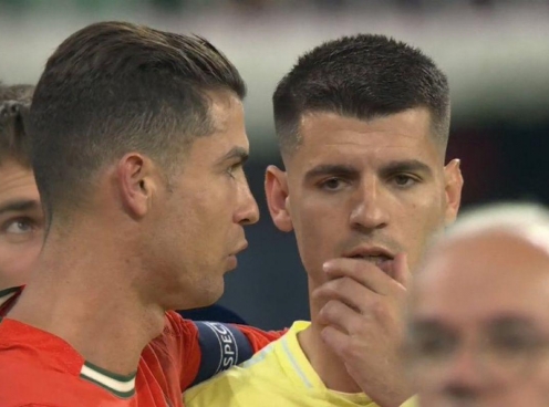 Ronaldo để lại hành động đẹp sau vinh quang của Bồ Đào Nha