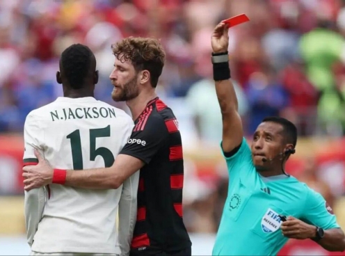 HLV Chelsea nói một câu duy nhất sau thẻ đỏ của Jackson