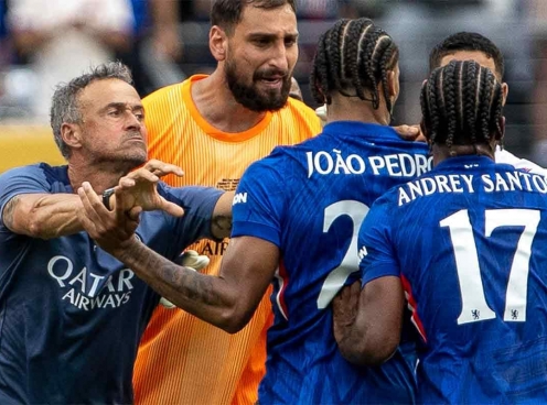Luis Enrique nói gì sau pha bóp cổ Joao Pedro?
