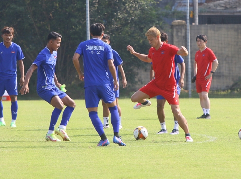 VIDEO: HLV Honda phô diễn kỹ thuật khi đá ma với các cầu thủ Campuchia