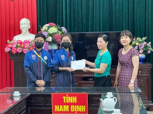 Nữ trưởng đoàn Madam Pang ủng hộ người nghèo tỉnh Nam Định