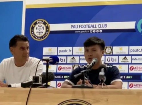 HLV Pau FC khen Quang Hải nức nở trong buổi họp báo ra mắt tân binh
