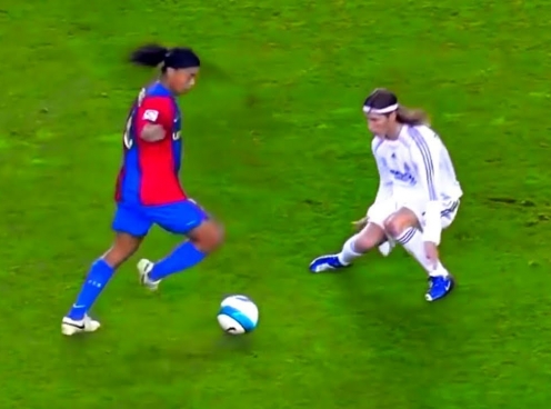 VIDEO: Phản ứng của Ronaldinho khi bị 'làm nhục' bởi chính tuyệt kỹ của mình