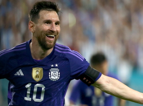 Messi tận hưởng niềm vui bóng đá khiến 'ông lớn' đứng ngồi không yên