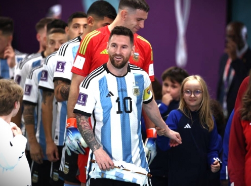 Messi khiến đối thủ nể phục, tự xếp hàng để xin một 'đặc ân'