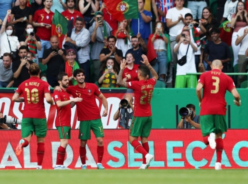 Ronaldo 'tàng hình', Bồ Đào Nha vẫn lên đỉnh nhờ sao Man City