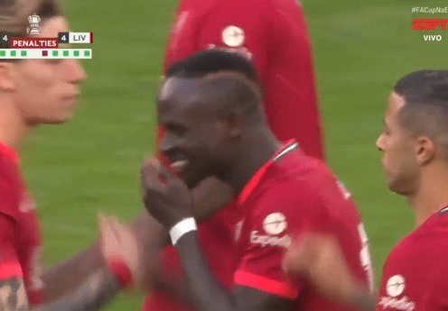 Mane cười khúc khích sau khi đá hỏng penalty, suýt khiến Liverpool mất chức vô địch cúp FA