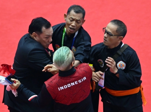 VIDEO: HLV Pencak Silat Indonesia đòi đánh trọng tài đồng hương ở SEA Games 31