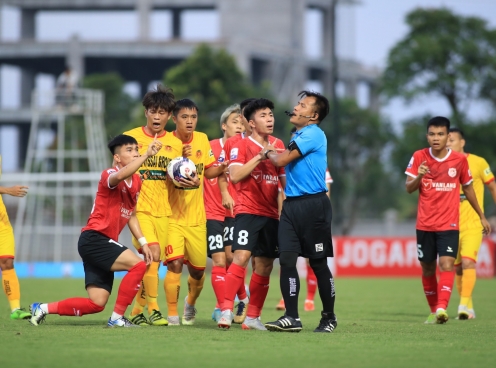 Sao U23 Việt Nam lãnh án phạt nặng sau pha phạm lỗi thô bạo với đối thủ