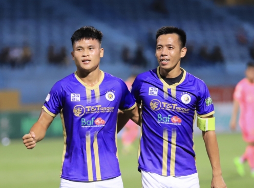 VIDEO: Dàn sao Hà Nội FC bị bủa vây giữa 'biển người' hâm mộ