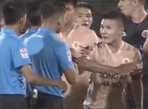 Quang Hải cùng đồng đội CAHN phản ứng trọng tài sau trận thua