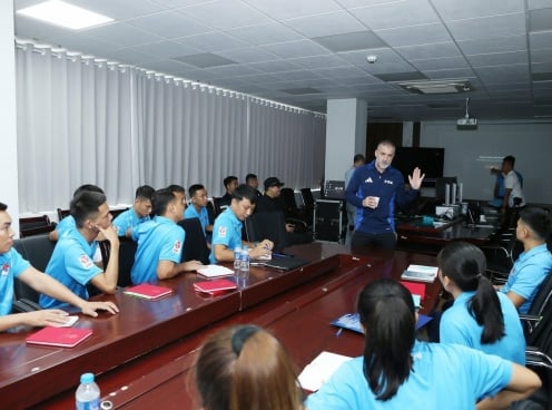 FIFA cử chuyên gia sang 'giúp sức' bóng đá Việt Nam